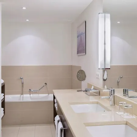 Hotel Courtyard By Marriott East 4*