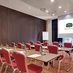 Courtyard By Marriott East Отель