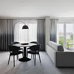 Отель Courtyard By Marriott East