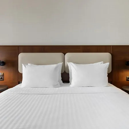Courtyard By Marriott East Hotel