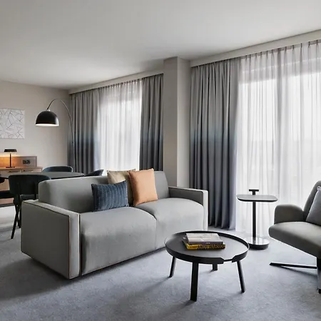 Courtyard By Marriott East Hotel