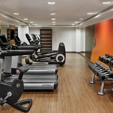 Courtyard By Marriott East Hotel