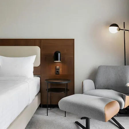 Courtyard By Marriott East Hotel