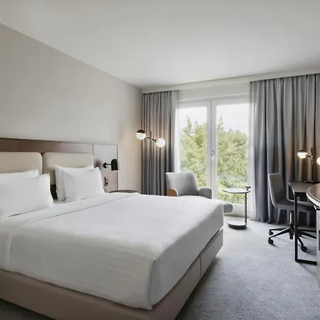 Courtyard By Marriott East Hotel