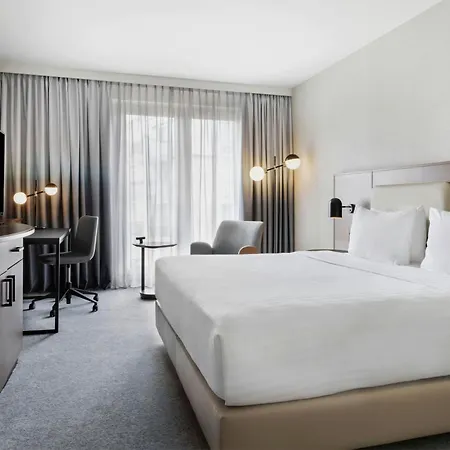 Courtyard By Marriott East Hotel