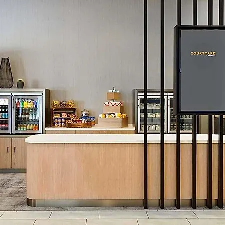 Courtyard By Marriott East Szálloda
