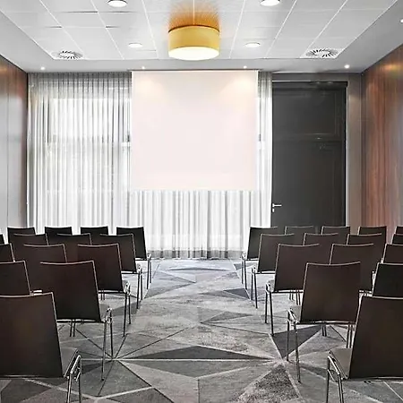 Courtyard By Marriott East Szálloda