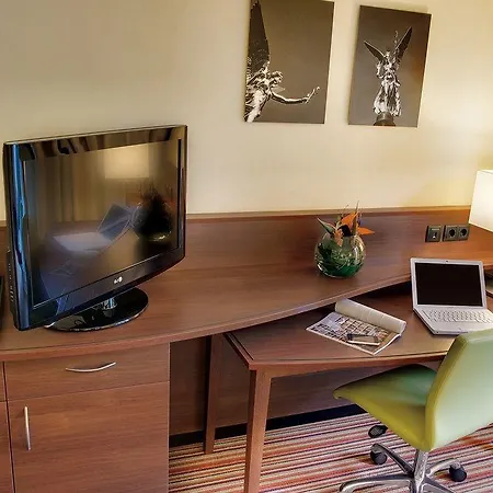 Отель Courtyard By Marriott East 4*
