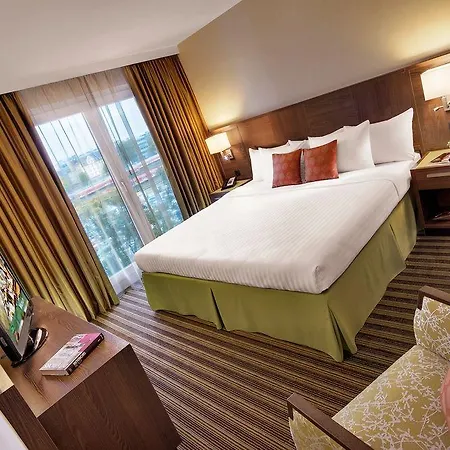 Courtyard By Marriott East Отель