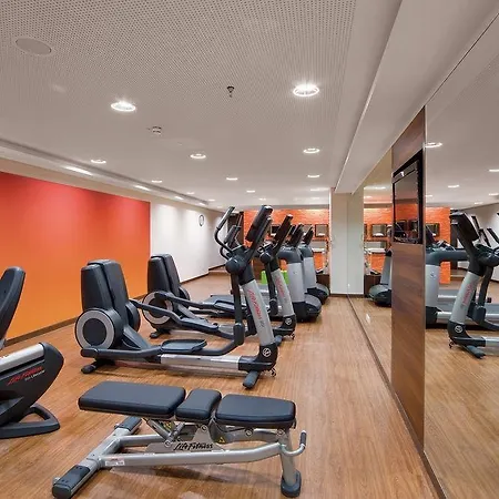 Отель Courtyard By Marriott East