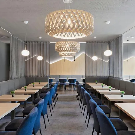 Courtyard By Marriott East מלון