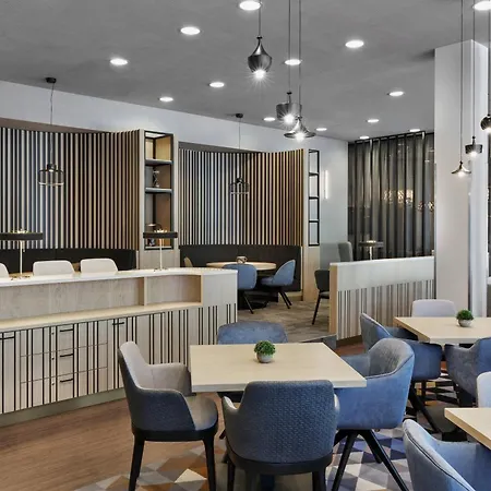Courtyard By Marriott East מלון