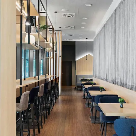 Courtyard By Marriott East מלון 4*
