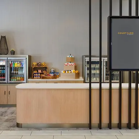 Courtyard By Marriott East Отель 4*