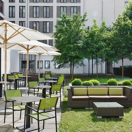Courtyard By Marriott East Отель