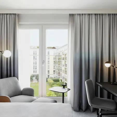 Отель Courtyard By Marriott East 4*