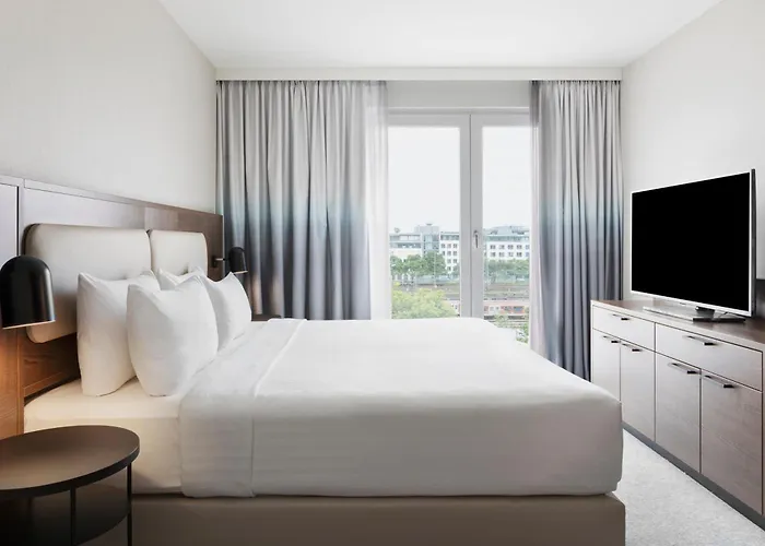 Courtyard By Marriott East מלון 4*
