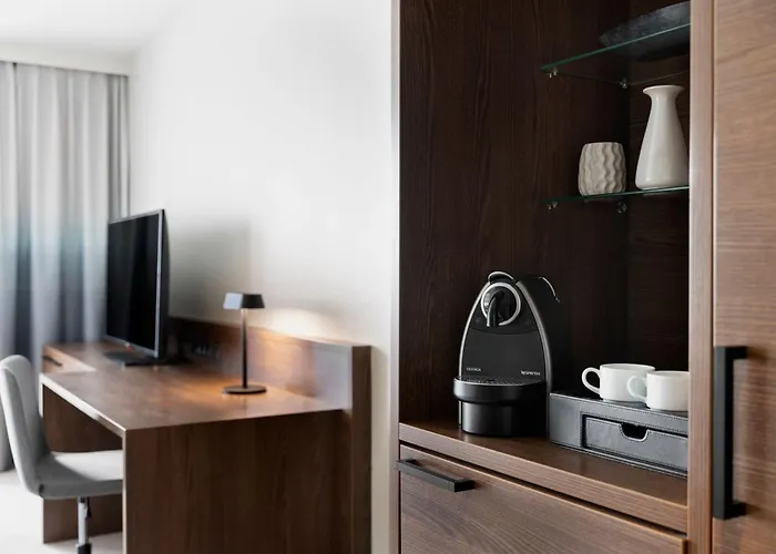 Courtyard By Marriott East 4*