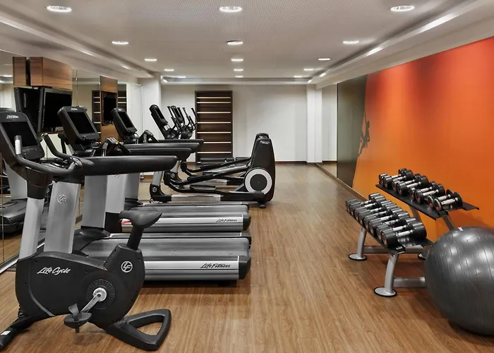 Courtyard By Marriott East מלון
