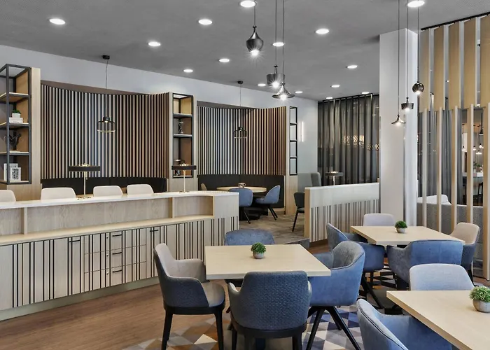 Courtyard By Marriott East Hotel