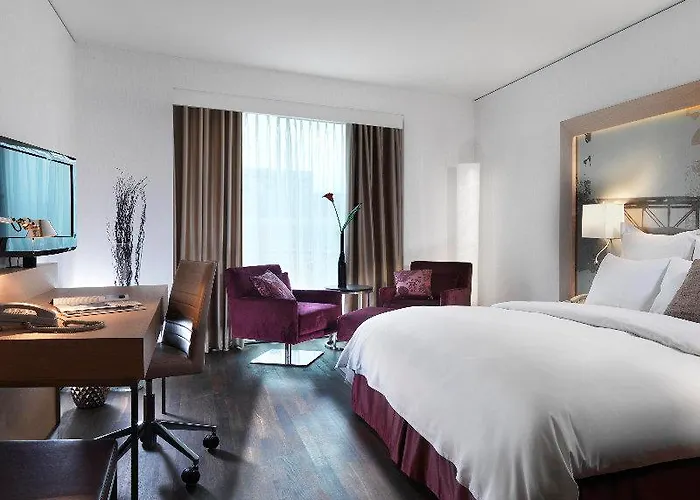 מלון Courtyard By Marriott East 4*