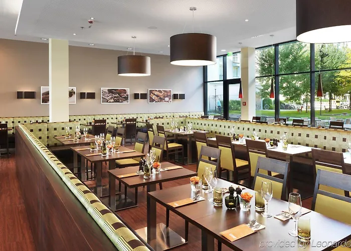 Courtyard By Marriott East מלון