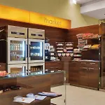Courtyard By Marriott East Hotel