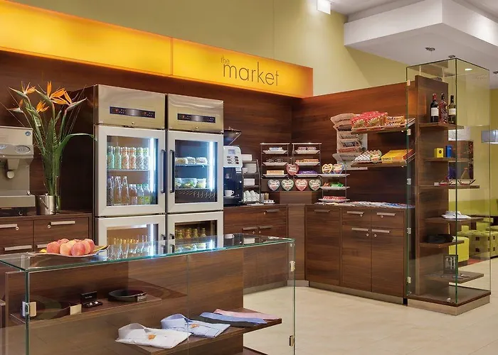 Courtyard By Marriott East Hotel