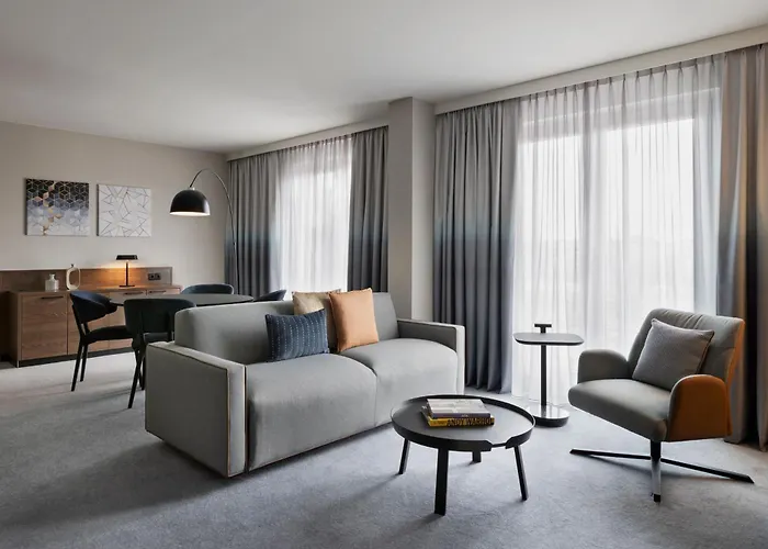 Courtyard By Marriott East Hotel